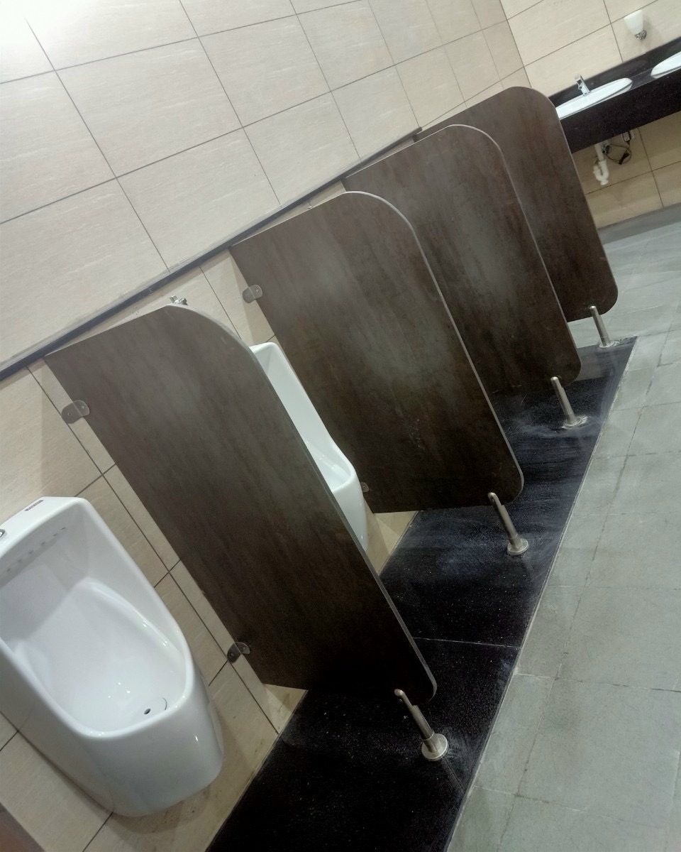 Giải Pháp Thi Công Vách Ngăn Vệ Sinh Cho Toilet Công Cộng – Tối Ưu Không Gian Với Tấm Compact