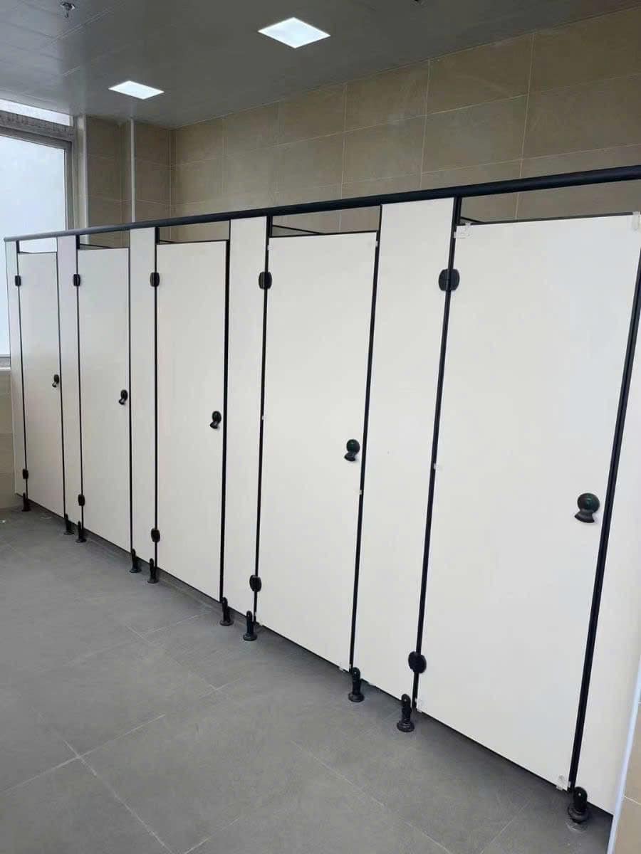 Lựa Chọn Phụ Kiện Kèm Vách Compact HPL Như Thế Nào? Bí Quyết Tạo Không Gian Hoàn Hảo