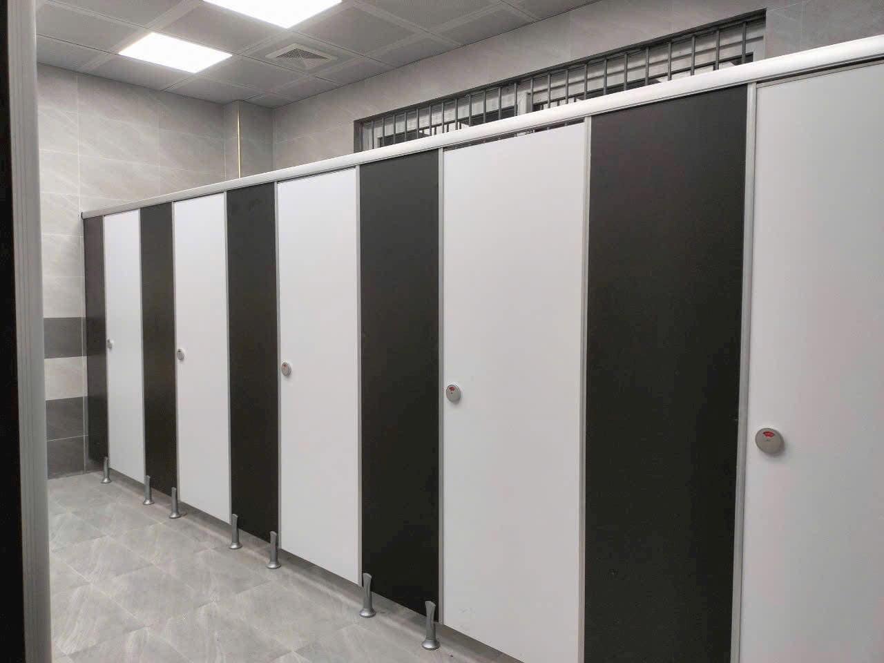 Quy Trình Thi Công Vách Ngăn Tấm Compact Đúng Chuẩn: Giải Pháp Tối Ưu Cho Không Gian Vệ Sinh