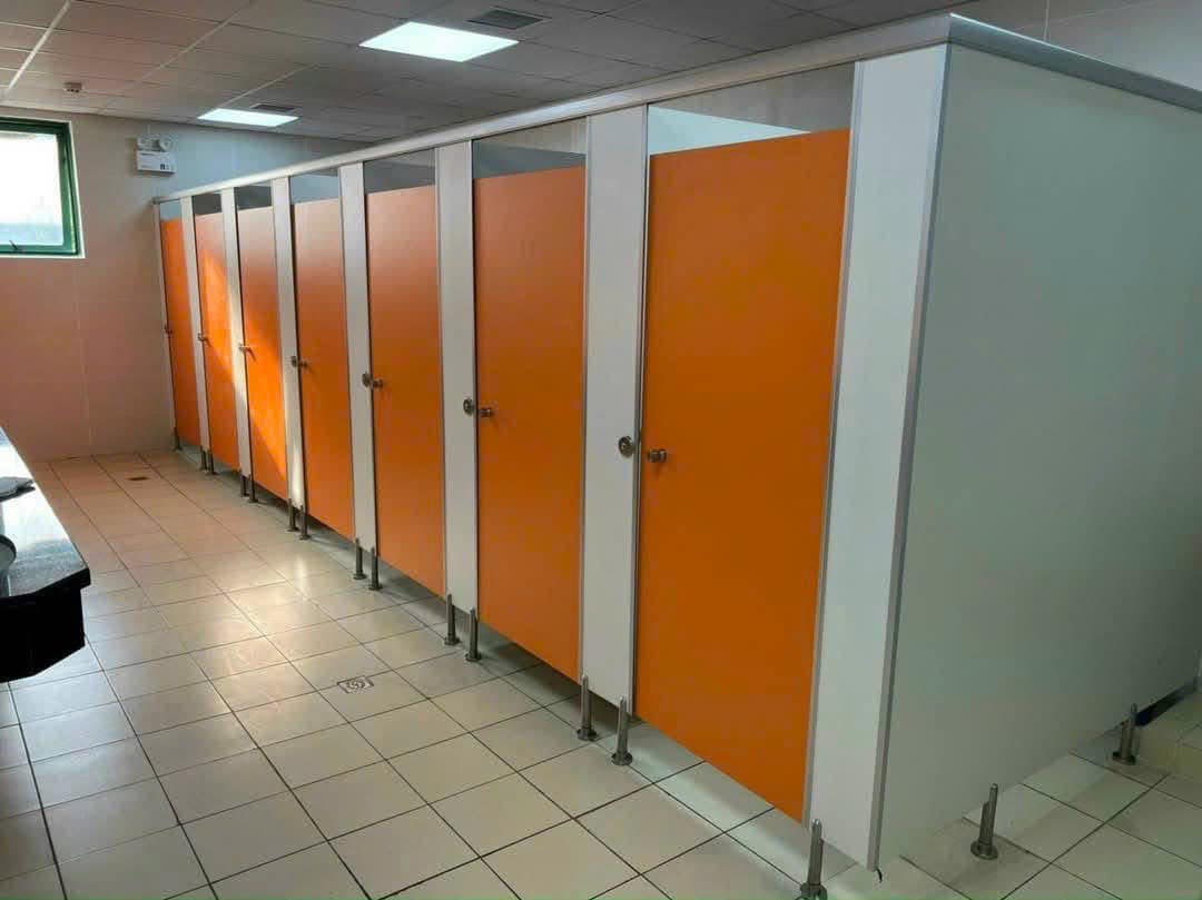 Giải Pháp Thi Công Vách Ngăn Vệ Sinh Cho Toilet Công Cộng – Tối Ưu Không Gian Với Tấm Compact