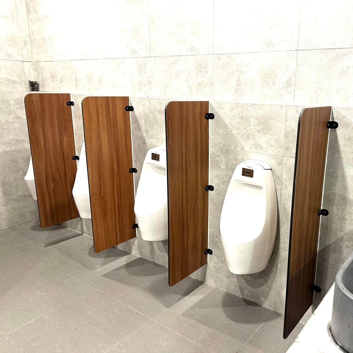 Vì Sao Nhiều Doanh Nghiệp Ưa Chuộng Vách Ngăn Compact HPL?