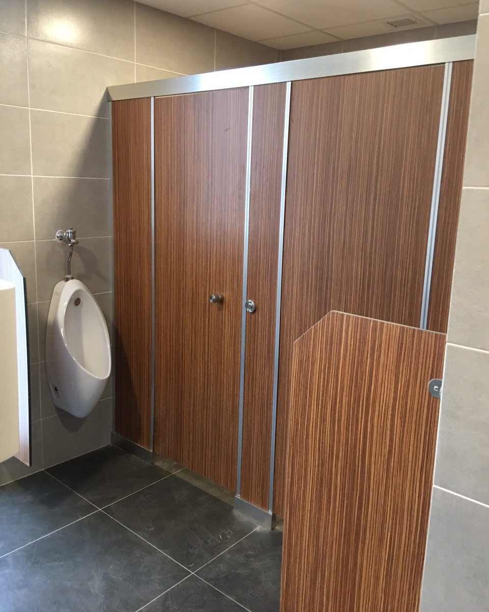 Vì Sao Nhiều Doanh Nghiệp Ưa Chuộng Vách Ngăn Compact HPL?