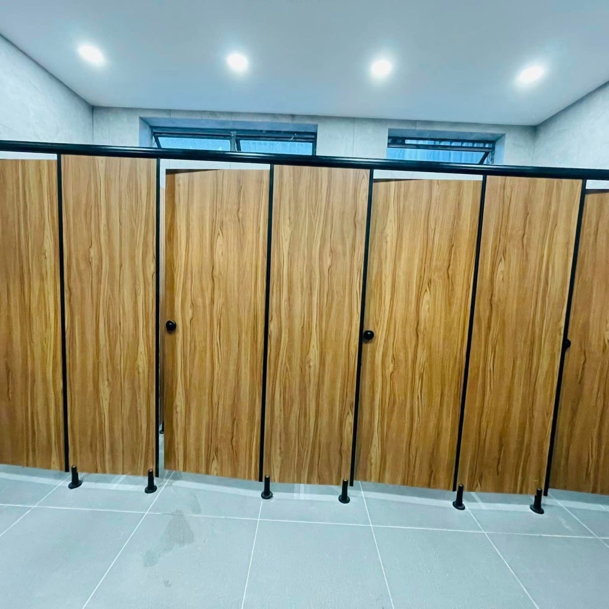 Vì Sao Nhiều Doanh Nghiệp Ưa Chuộng Vách Ngăn Compact HPL?
