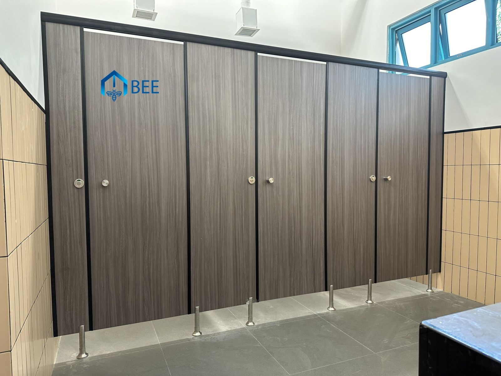 Vì Sao Nhiều Doanh Nghiệp Ưa Chuộng Vách Ngăn Compact HPL?