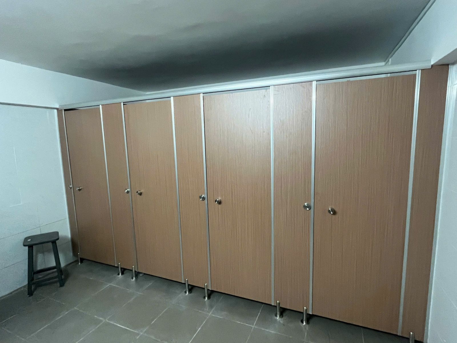 Giải Pháp Thi Công Vách Ngăn Vệ Sinh Cho Toilet Công Cộng 