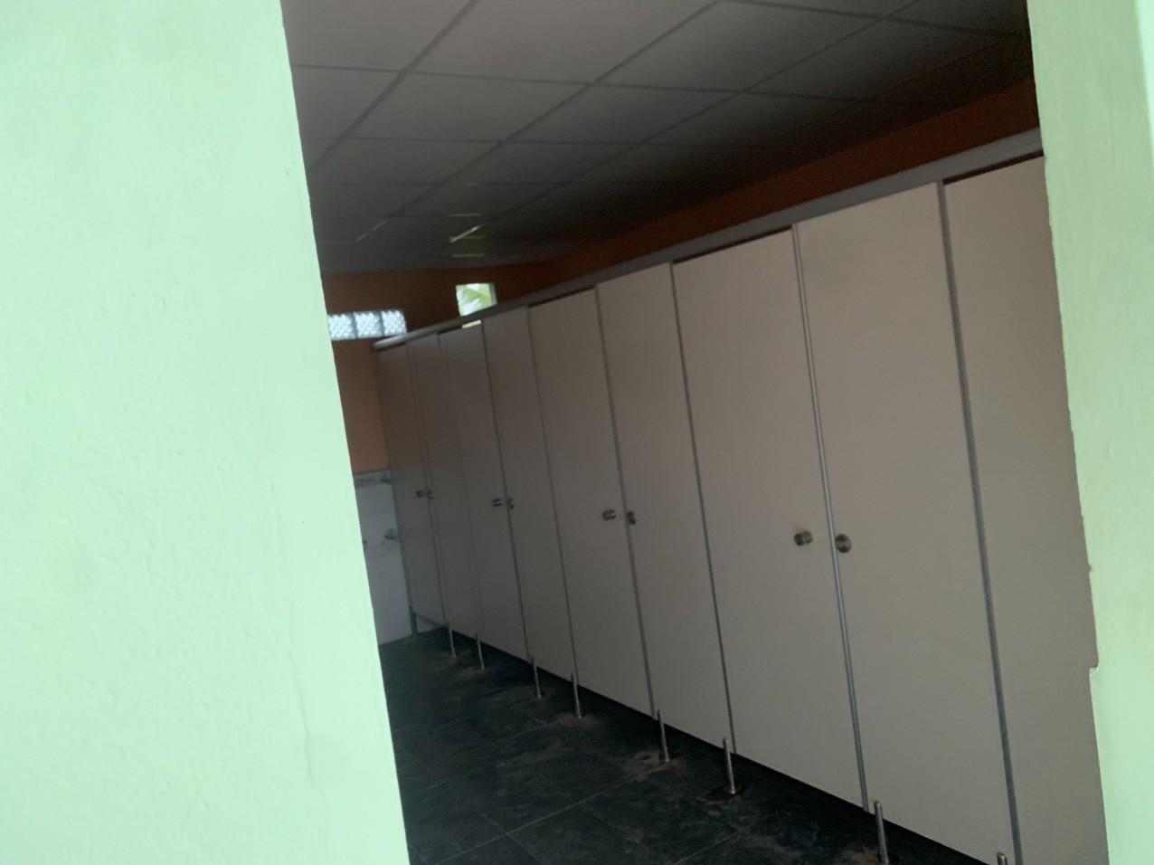 Dãy phòng WC mã màu 1004 được thi công lắp đặt tại Khu công nghiệp. Ảnh: Dương Thi Công